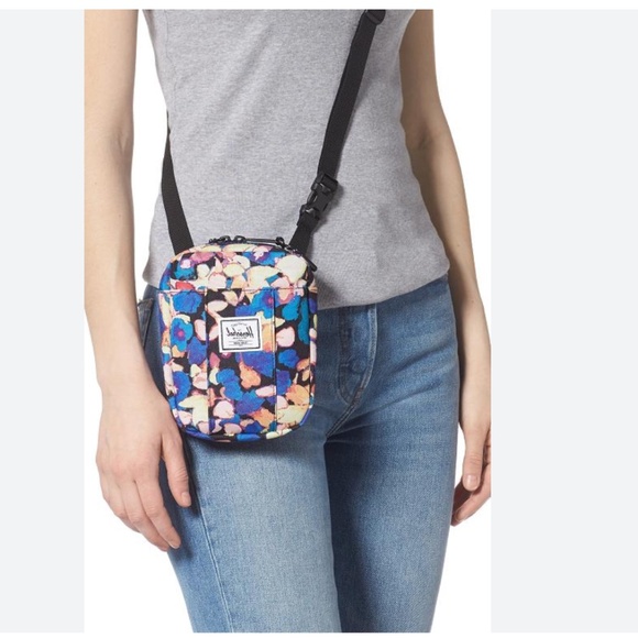 💐Herschel Cruz Cross Body Bag In Painted Floral - Picture 9 of 10